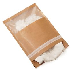 Papir pakkepose med genoplukkelig lim til paning af tøj - med hvid tshirt i