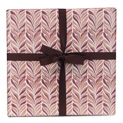 Flot gavepapir med metallisk rosa print og støvet lilla.