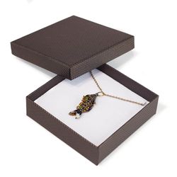 Eksklusive smykkeæske i mørkebrun med præget overflade og hvidt indlæg