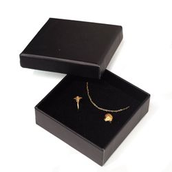 Sort, mat smykkeæske med ærestikkere og halskæde i