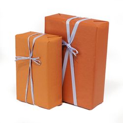 Genbrugspapir 40 cm Pilou med blå gavebånd - cognac farvet papir