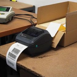 Folded thermal labels in bulk case for warehousing